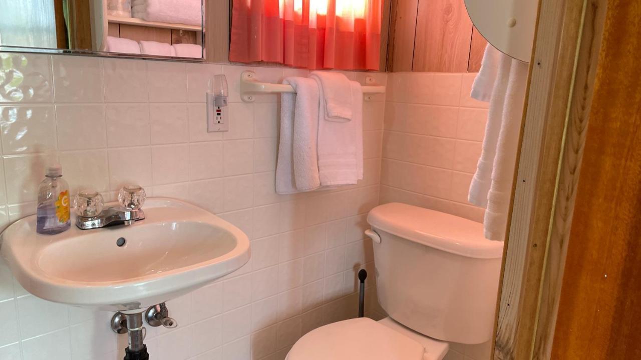 Rachel'S Motel And Cottages Surrey Экстерьер фото
